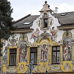 Magnifique maison de Kutná Hora. שושלת מלכותית על קיר בית 